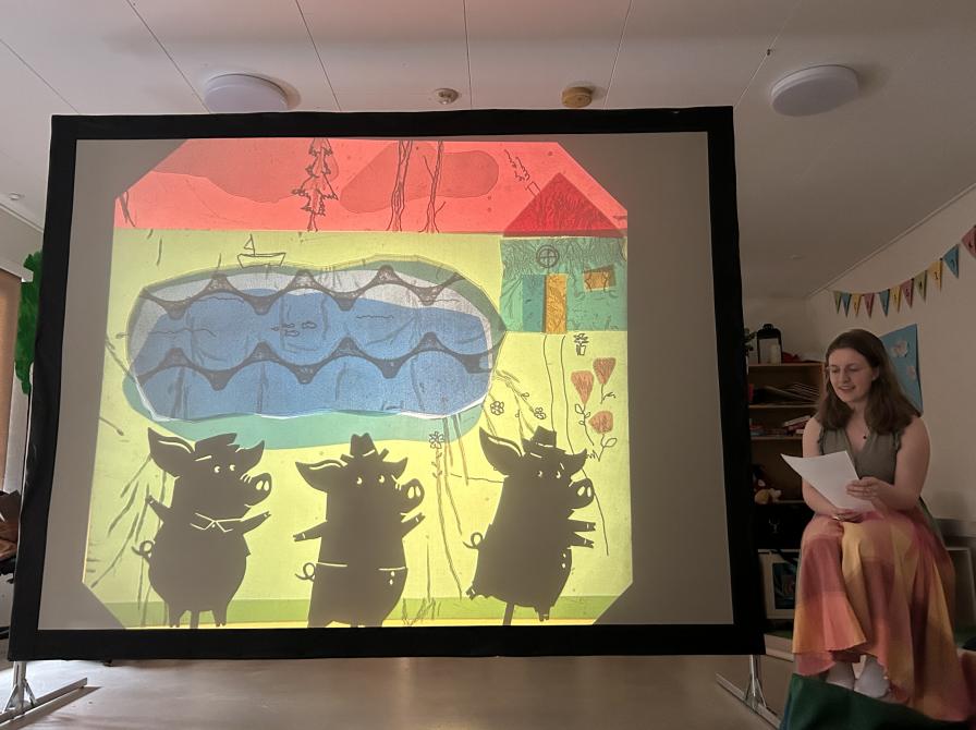 Biblioteksformidler fortæller ved teaterskærm